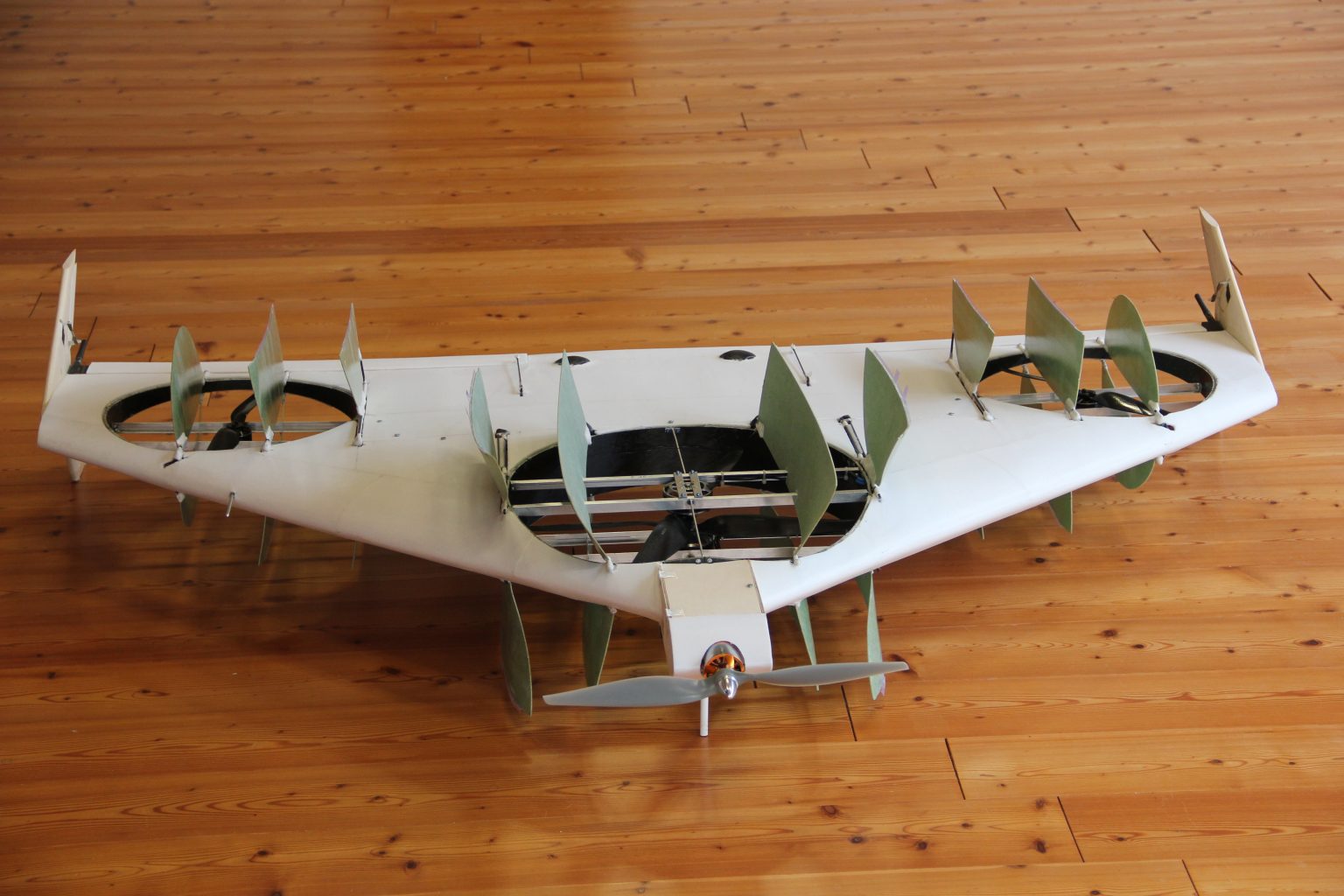 Delta VTOL aircraft with movable louver system for closing hover lift fans